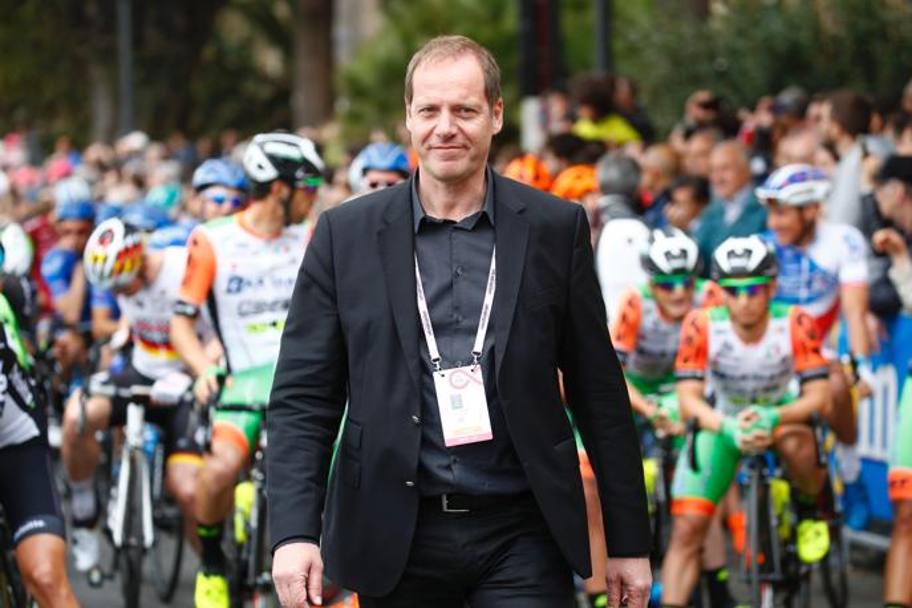 Anche il direttore generale del Tour de France, Christian Prudhomme, al via della sesta tappa del Giro. Afp